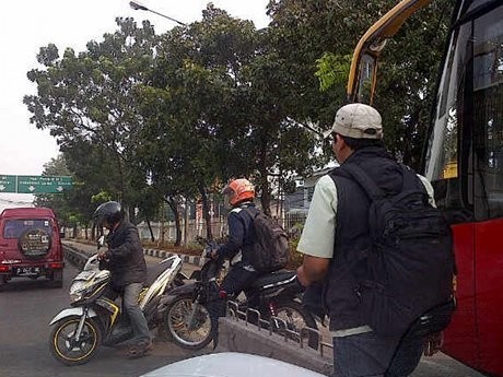 Penerobos Jalur Busway Kocar-kacir Dikejar Polisi