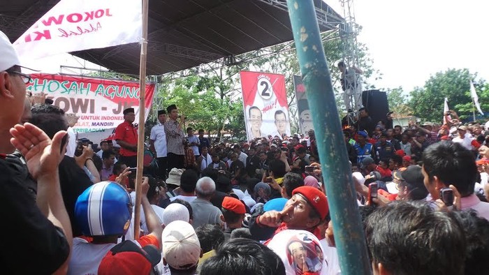 Interaksi Kocak Jokowi dan Pendukungnya Saat Kampanye di Majalengka
