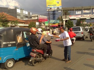 Warga Sambut Tabloid Pelayan Rakyat dengan Salam Dua Jari