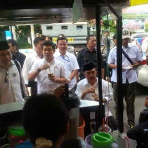 Slrupp.. JK Minum Cappucino Cincau Sebelum Naik Heli di Bangkalan