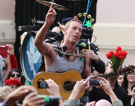 Mengintip Dua Video Unik Bocoran Lagu Baru Coldplay