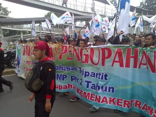 Tolak RUU Pengupahan, 2.000 Buruh Long March di Kuningan Bikin Macet