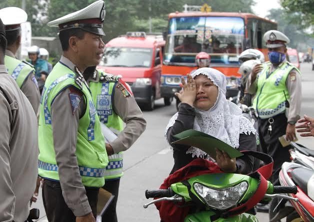 Terjaring Razia Polisi, ABG Tanpa Helm Ini Menangis