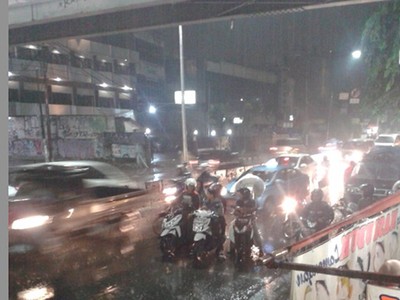 Pemotor Berlindung di Bawah Jembatan Saat Hujan, Awas Keserempet