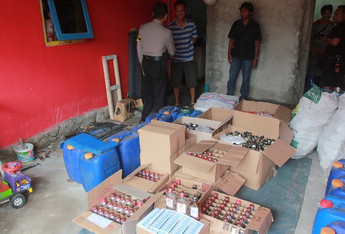 Polisi Gerebek Pabrik Miras Palsu di Magelang