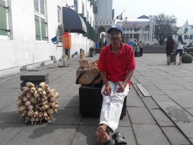 Pak Parman Penjual Gasing Bambu Terpikat Prabowo-Hatta