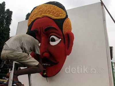 Mobil Hias Persiapan Karnaval HUT DKI