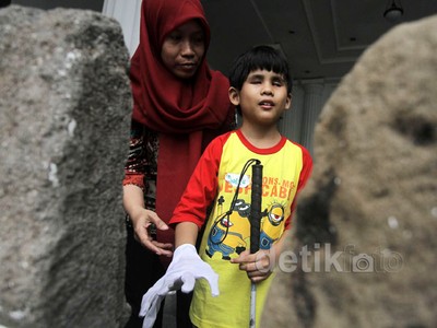 Anak Tunanetra Lakukan Touch Tour di Museum Gajah