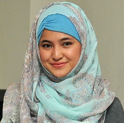 Kabar Orang Ketiga dan Buka Jilbab, Marshanda Curhat Lewat Puisi dan Musik