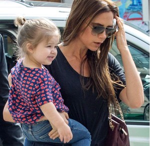 Baru Umur 2 Tahun, Putri Bungsu Vic Beckham Sudah Bisa Rancang Busana