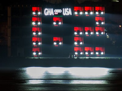 Papan Skor Raksasa dari Lampu 28 Mobil