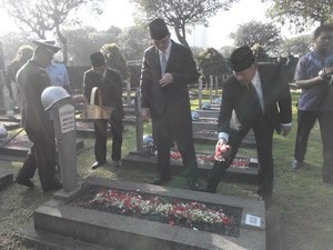 HUT DKI, Ahok Ziarah ke Makam Pahlawan di Kalibata