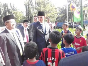 Pulang Nyekar di TPU Bivak, Ahok Ditagih KJP oleh Bocah-bocah SD
