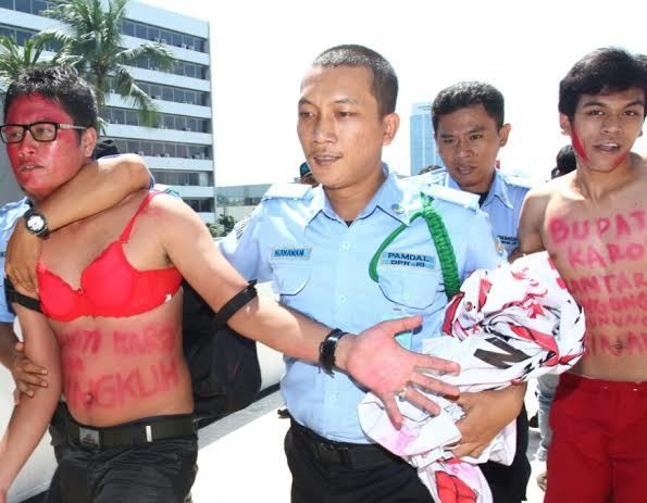 Protes Bupati Karo, 2 Pria dengan Bra Demonstrasi di DPR