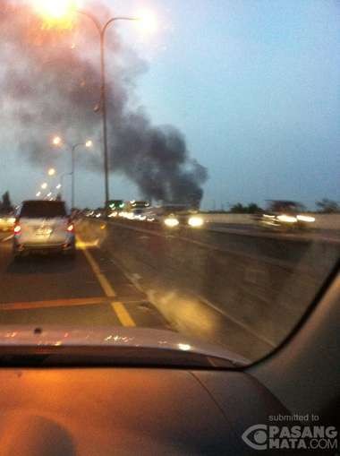 Asap Tebal Terlihat dari Tol Jorr Arah Cikunir