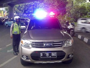 Polisi Tilang Mobil Pakai Rotator di Jl Antasari