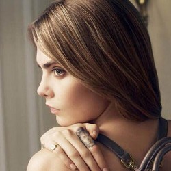 Model Cara Delevingne Pose Bugil untuk Iklan Tas