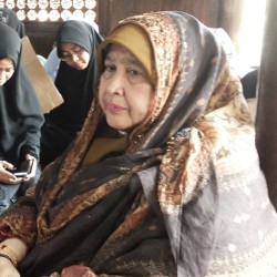 Rumah Anak Kebakaran, Ibunda Uje Menangis