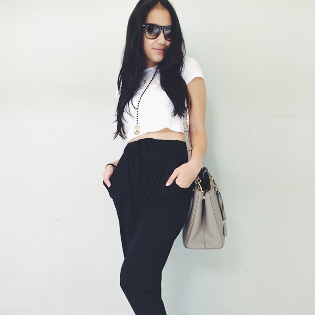 Gaya Simpel Tapi Stylish Pevita Pearce di Bandara