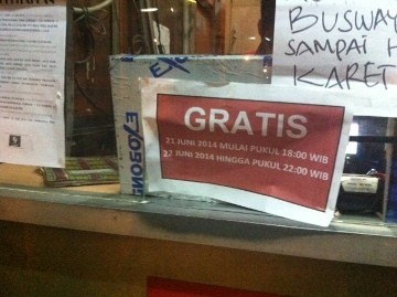 Digratiskan, Suasana Bus dan Halte TransJ Masih Sepi Malam Ini