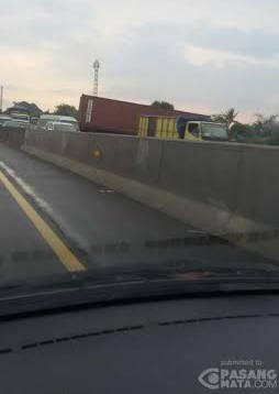 Ada Kontainer Melintang di Tol Cikampek, Lalin Arah Bandung Macet