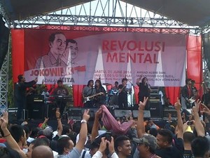 Dukung Revolusi Mental, Personel God Bless Gelar Konser di Stasiun Besar Malang