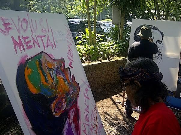 53 Pelukis Bandung Beri Hadiah Lukisan Revolusi Mental di Ultah Jokowi