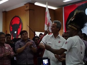 Warga Papua Beri Ganjar Tombak Sebagai Hadiah Ulang Tahun Jokowi
