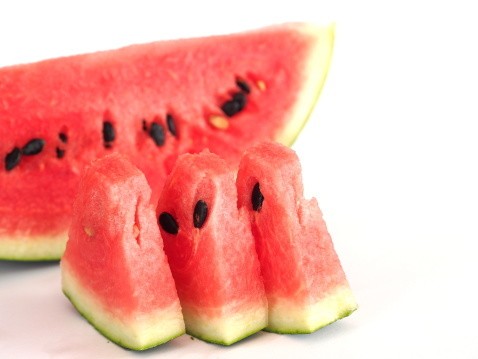 Gerah dan Panas? Segarkan Tubuh dengan Tomat dan Semangka (1)