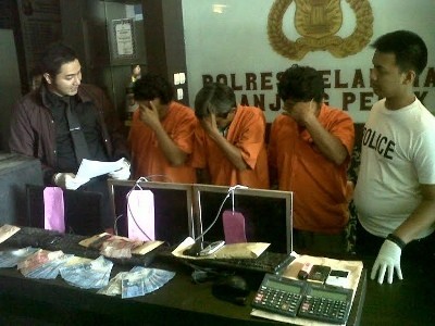 Tiga Pejudi Bola Piala Dunia Diamankan