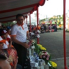 Di Jakarnaval, Ahok Dapat Bunga, Sayuran Sampai Bola