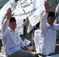 Manggung di GBK, Rhoma Irama Semangati Pendukung Prabowo-Hatta