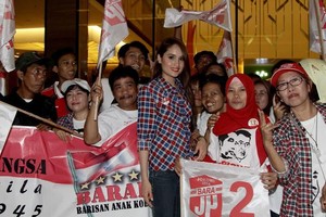 Kue Ultah Cinta Laura untuk Jokowi