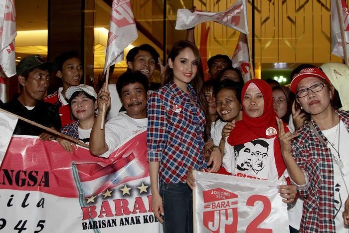 Kue Ultah Cinta Laura untuk Jokowi