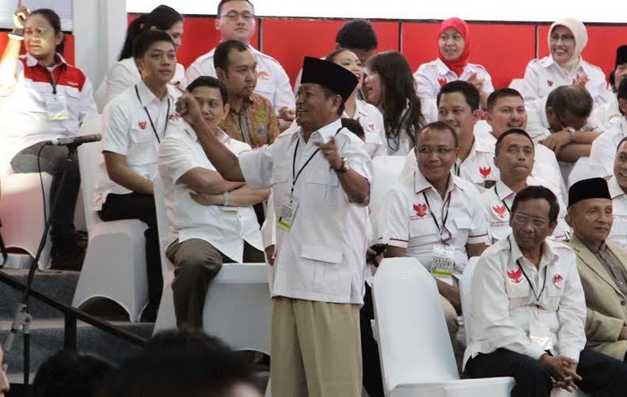 Beraksi Bak Dirigen, Ketum Gerindra Pimpin Pendukung Prabowo Adu Yel-yel