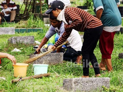 Mengais Rejeki Di Makam