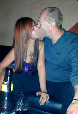 Beredar Foto Pacar Bule Yunita Bercumbu dengan Wanita Seksi di Klub Malam