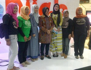 Wali Kota Surabaya Tri Rismaharini Ikut Ramaikan Booth Hijab Hunt 2014
