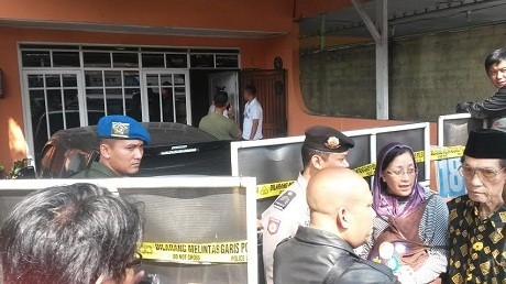 Praja Bersimbah Darah, Leher Aura Terjerat Tali