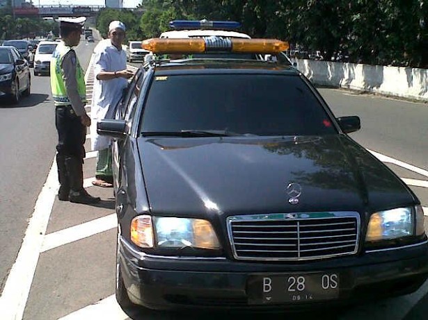 Pakai Rotator, Pengemudi Mercy dan Ford ini Ditilang Polisi