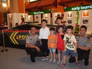 Warga Rebutan Foto Bareng Mobil Lamborghini Polisi