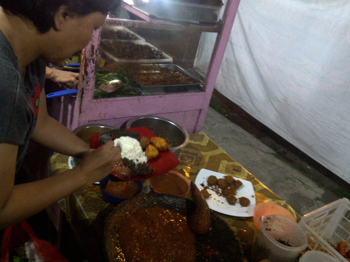 Nasi Tempong Khas Banyuwangi yang Pedas, Segar & Bikin Nagih