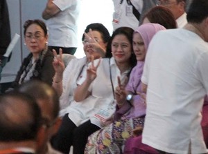 Kompak, Iriana Jokowi Asik Berfoto Bareng Puan Maharani