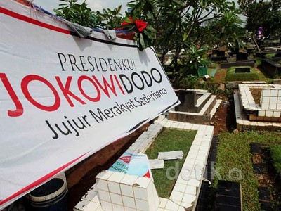 Spanduk Jokowi Mejang di Pemakaman