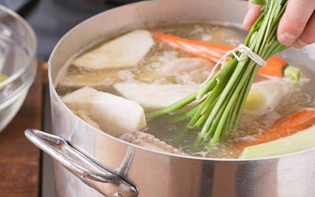 Untuk Hemat Waktu Saat Memasak, Buat Persediaan Kaldu Ini