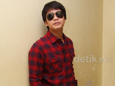 Gaya Billy Syahputra Berkemeja Kotak-kotak