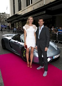 Tentu ini bukan kencan sungguhan, melainkan dalam rangka pesta pembukaan turnamen Wimbledon di Kensington Roof Gardens, London, Inggris akhir pekan lalu. Istimewa/dok Porsche.     