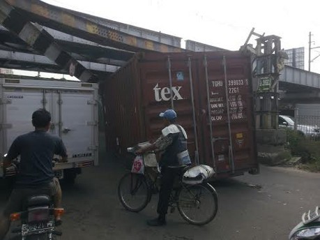 Evakuasi Kontainer yang Tersangkut di Jembatan KA Tambora Tertunda