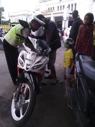 Bapak ini Nekat Motornya Tak Pakai Pelat Nomor, Akhirnya Kena Tilang