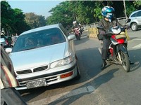 Di Jakarta yang serba macet ini sangat jarang ada kesadaran safety riding dalam hal garis batas berhenti lampu merah. (Foto Razan/Street Shot).
